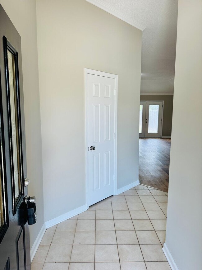 Foto del edificio - Charming 3-Bedroom Home on a Spacious Corn...