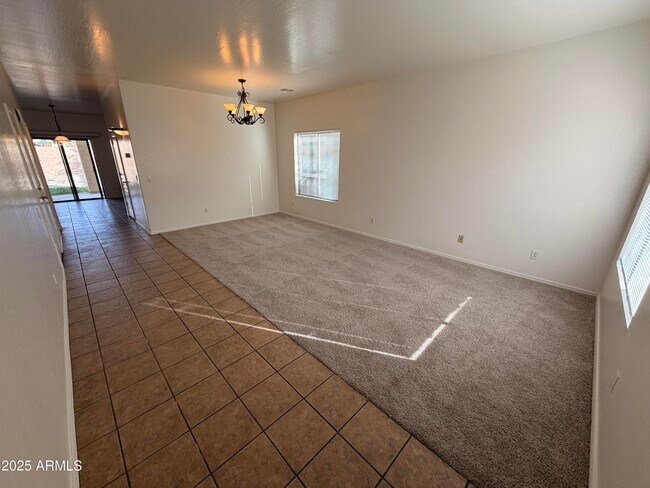 Foto del edificio - 422 E Saddle Way