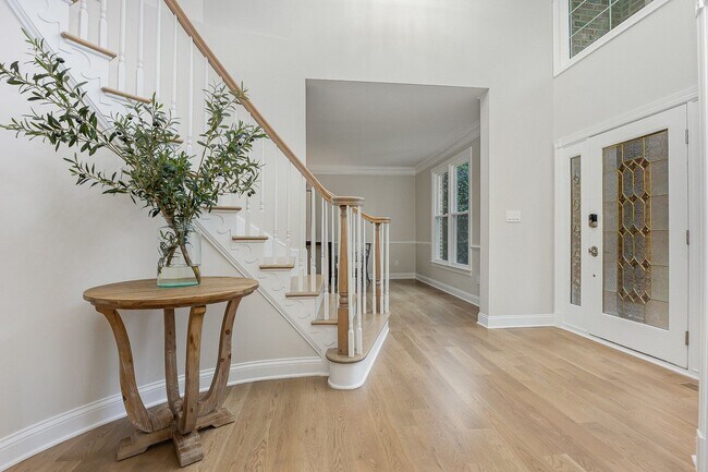 Foto del edificio - Stylish Renovation with Golf Course Views in a Prime Raleigh Location!