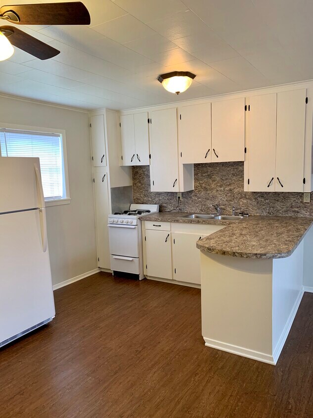 Primary Photo - 208 Parmley Dr