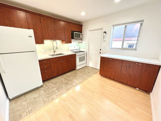 Building Photo - 528 NE 64th St