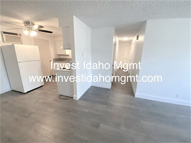 Foto del edificio - Nice quiet Single floor apartment  with charm to call home available now!