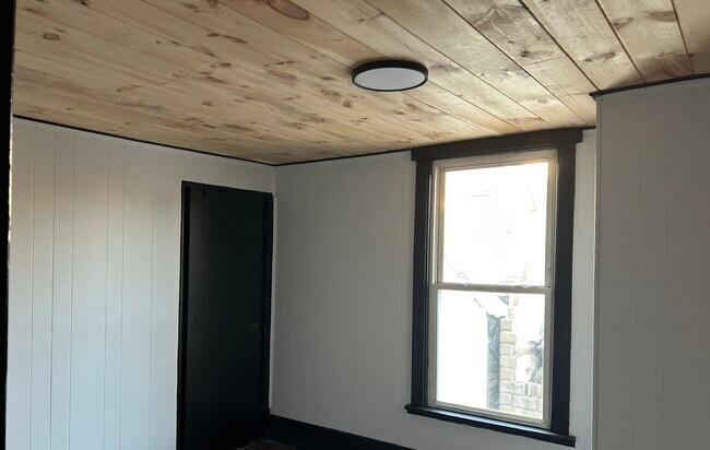 Building Photo - 211 E North St