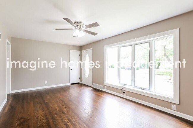 Building Photo - Lovely renovated 3 bedroom home in Kansas ...