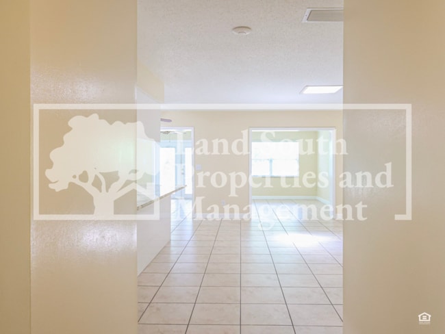 Building Photo - 631 Queens Loop N