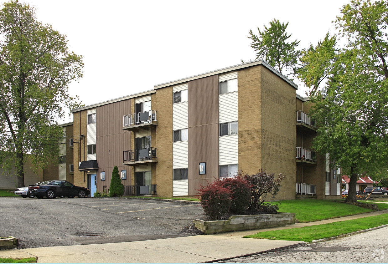 Primary Photo - Vantage Pointe Apartments