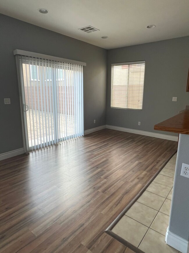 Foto del edificio - 2 STORY HOUSE WITH BEDROOM DOWNSTAIRS
