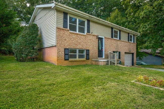 Photo - 1364 Meadowood Dr- House