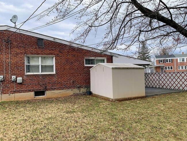 Building Photo - 3 Bedroom Semi-Detached house