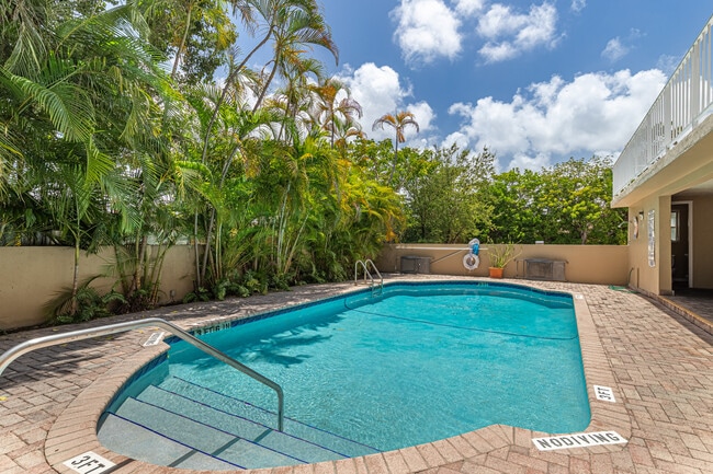 Piscina - 1050 SE 15th St