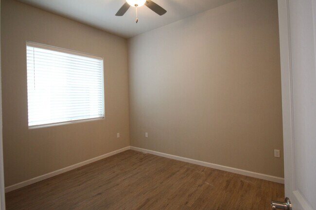 Building Photo - 1319 E Portals Ave