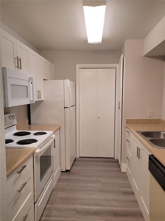 Foto del edificio - 4400 Thornbriar Ln