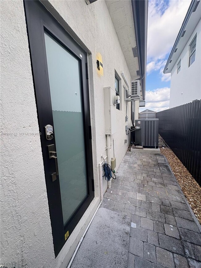 Foto del edificio - 15145 SW 30th St