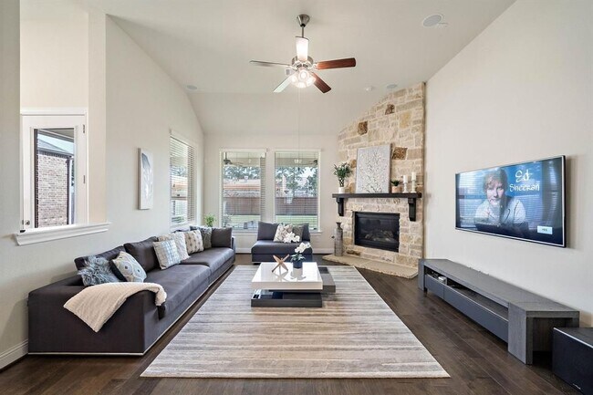 Foto del edificio - 8915 Leaning Hollow Ln