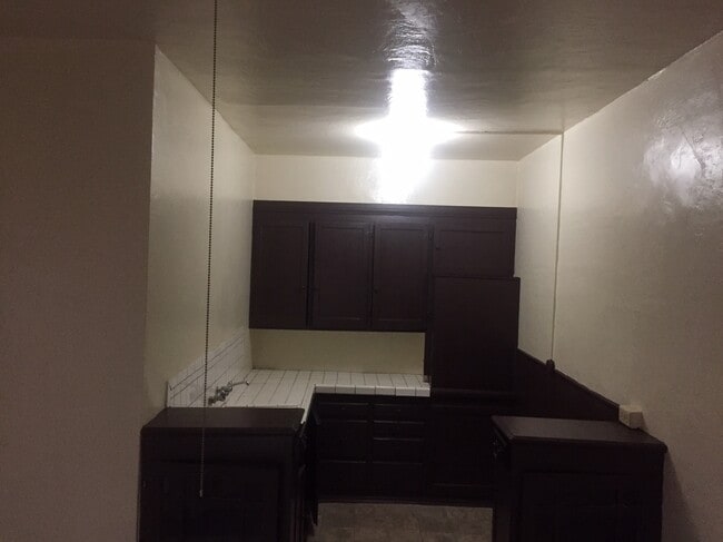 Kitchen - 404 E Chevy Chase Dr