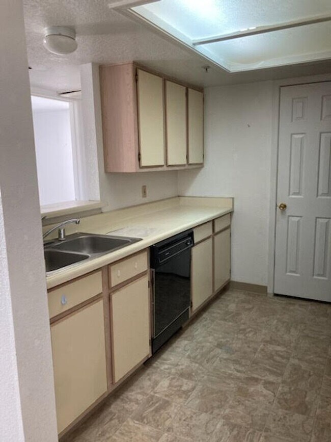 Building Photo - 3550 Bay Sands Dr