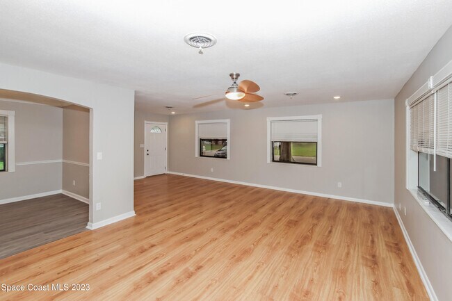 Foto del edificio - 472 Linda Ln