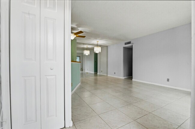 Foto del edificio - 7535 S Oriole Blvd