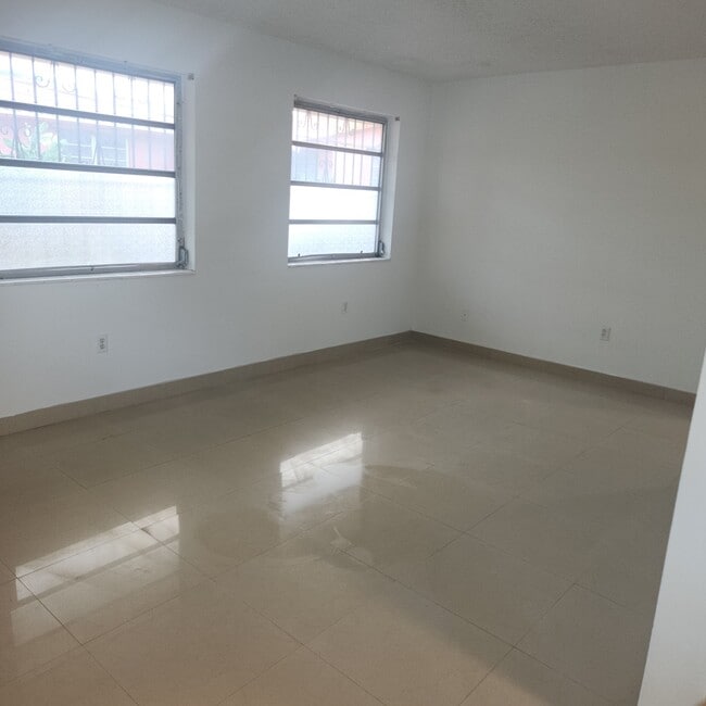 Foto del edificio - 828 NW 32nd Pl