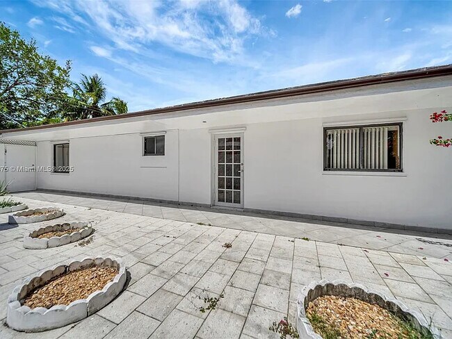 Foto del edificio - 1787 NE 177th St
