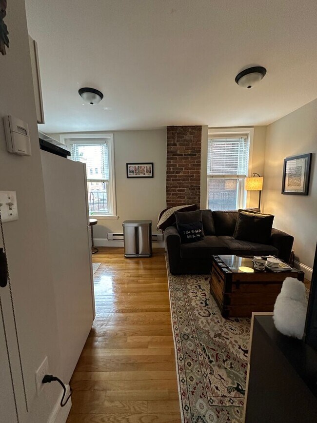Building Photo - VERY NICE ONE BED IN NORTH END!!