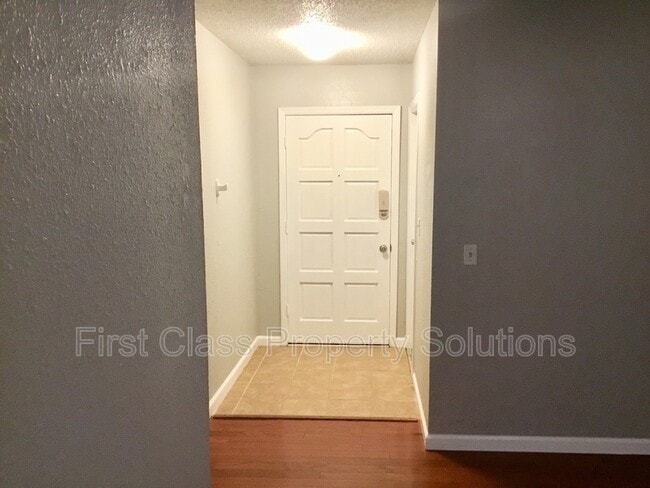 Building Photo - 9725 NE 2nd St