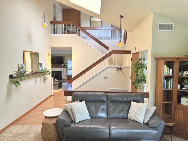 Foto del edificio - Spacious and modern 3 bedroom home within the prestigious Terraces of Cantebria subdivision.