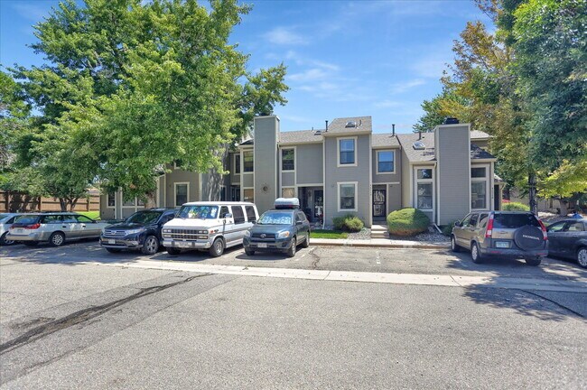 Foto del edificio - Cute 2 Bedroom 2.5 Bath Townhome in Cherry Creek Schools, 2 Reserved Parking Spots, Great Locatio...