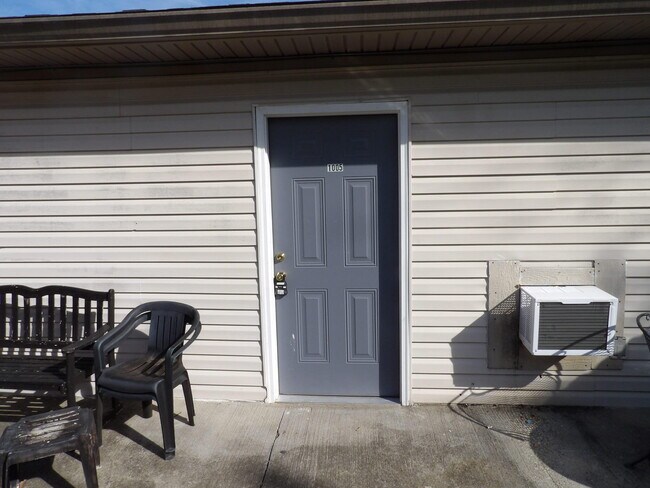 Building Photo - 1005 Colonial Trce