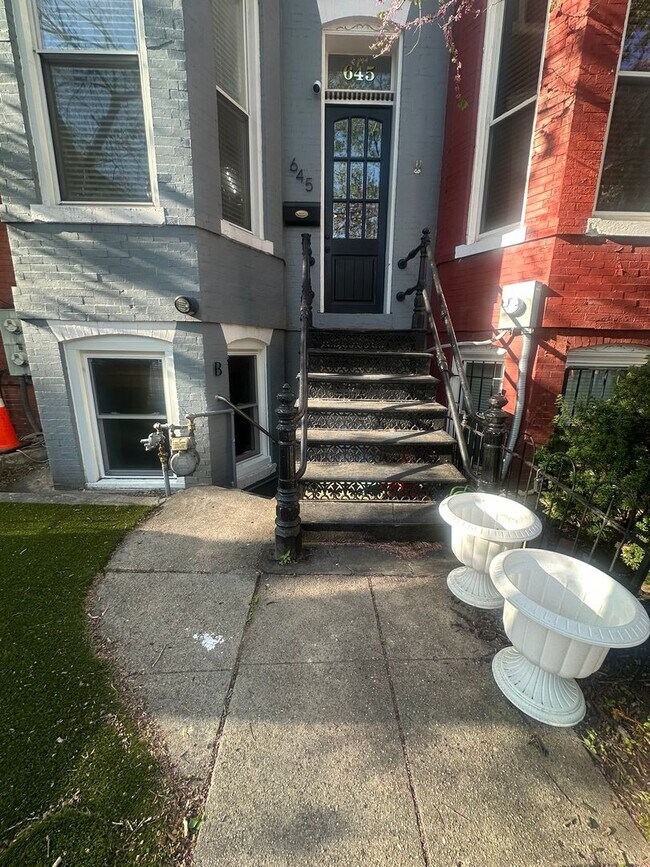 Foto del edificio - Modern Basement Unti 1 Bedroom/1 Bath, Recently renovated, new stainless steel appliances, floori...