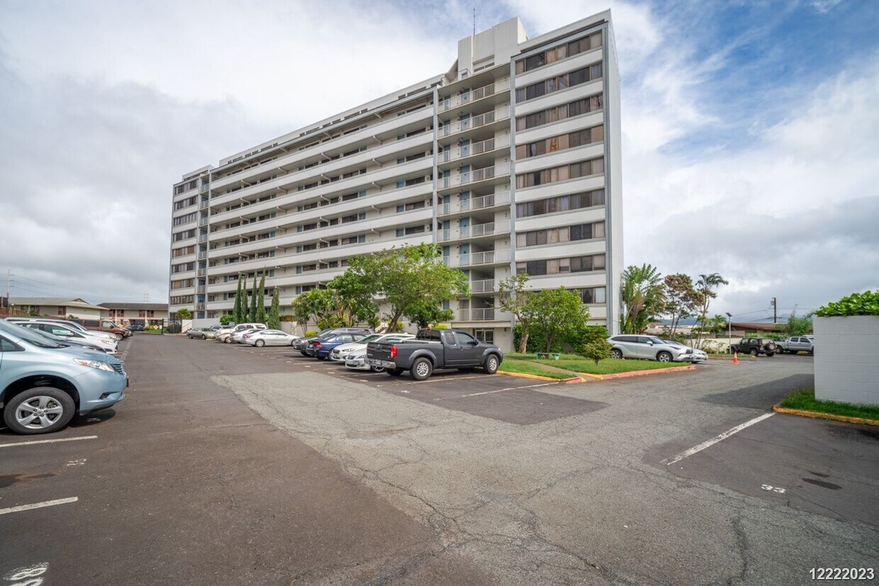 CONVENIENTLY LOCATED 1BR/1BA/1PKG UNIT IN THE CENTRE COURT CONDOMINIUM IN HALAWA - CONVENIENTLY LOCATED 1BR/1BA/1PKG UNIT IN THE CENTRE COURT CONDOMINIUM IN HALAWA