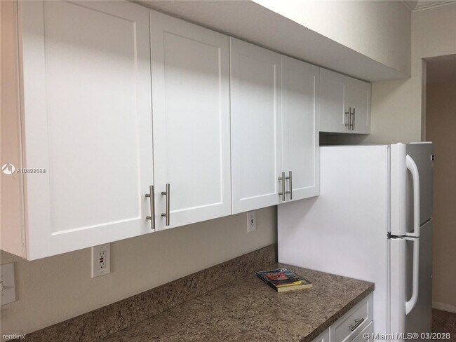 Foto del edificio - 2 br, 2 bath Condo - 11253 Pines Blvd