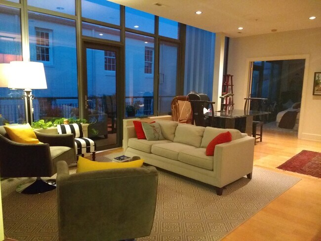 La sala de estar se conecta al dormitorio de invitados. - 2516 Q St NW