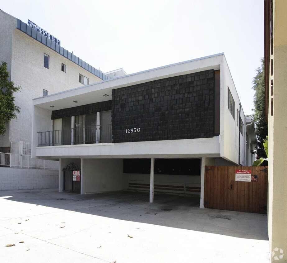 Building Photo - 12850 Moorpark St
