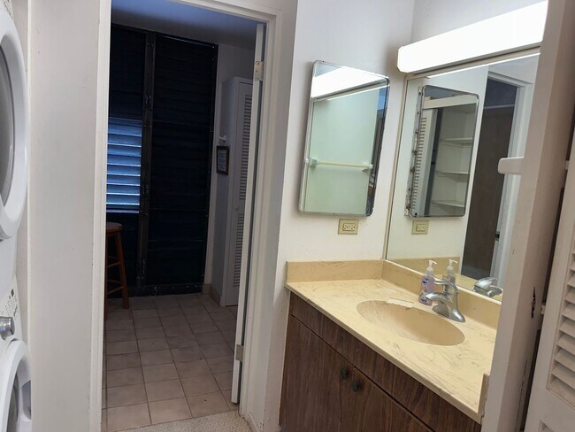Building Photo - 3BR/2BA Penthouse with ocean view