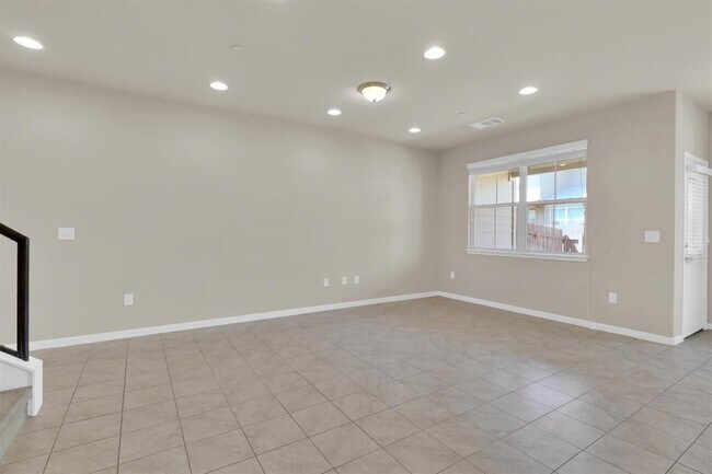 Building Photo - 2880 Donnell Dr