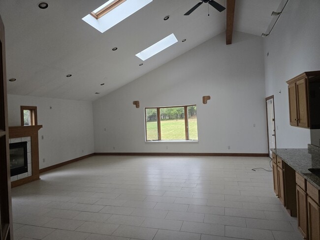 Foto del edificio - 24955 Westmoreland Dr