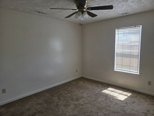 Foto del edificio - 2 Bedroom 1 bath downstairs unit