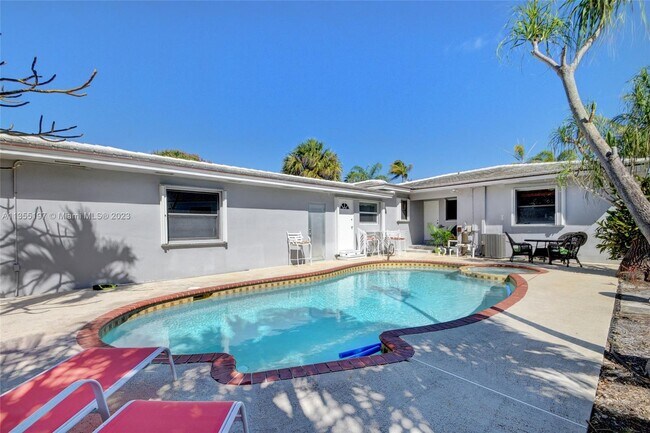 Building Photo - 1023 S Palmway