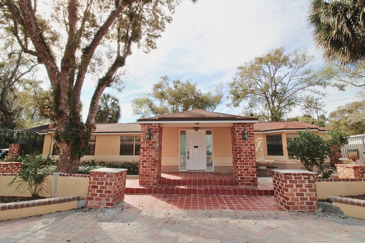 Stunning 3-Bed, 2-Bath Spanish-Inspired Custom Home with Elegant Gardens & Fountains - Stunning 3-Bed, 2-Bath Spanish-Inspired Custom Home with Elegant Gardens & Fountains