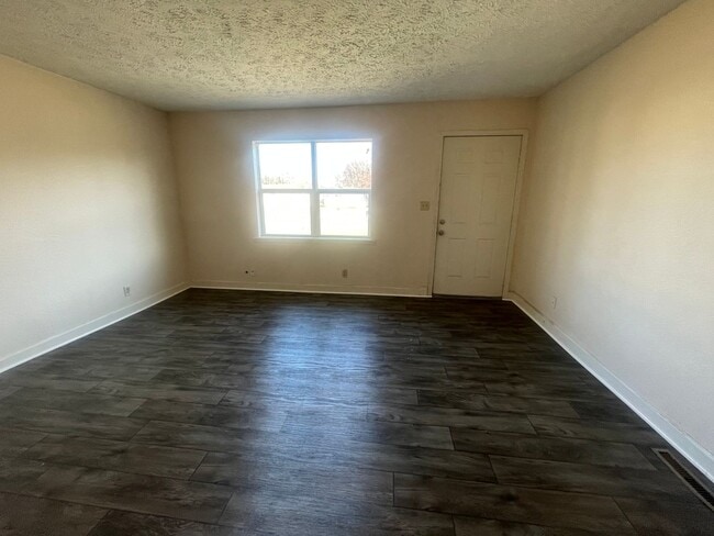 Building Photo - Available Now Cute 2 bedroom 1 bathroom du...