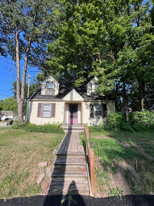 Building Photo - 3 Bedroom House On Grant!