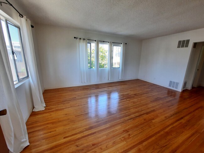 Building Photo - 1727 S Westgate Ave