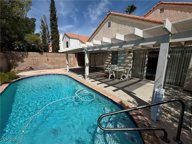 Building Photo - 10041 Dove Ridge Dr