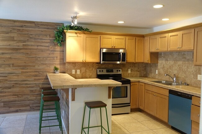 Foto del edificio - 3 bedroom, 1.5 bathroom furnished condo at...