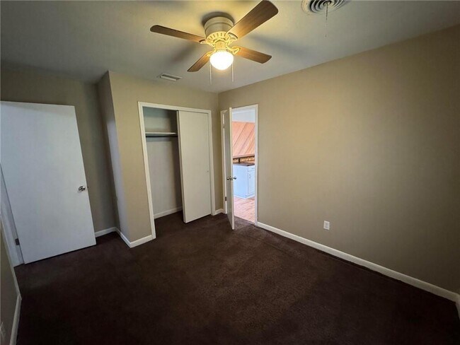 Foto del edificio - 5855 Woodvale Dr