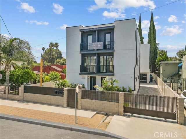 Primary Photo - 13942 Vanowen St