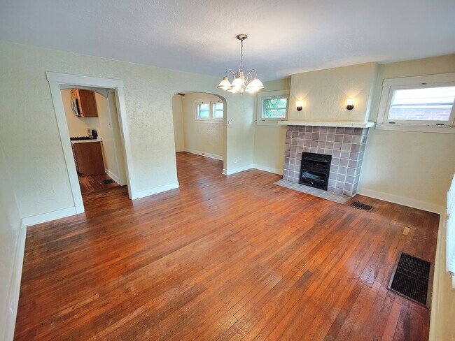 Foto del edificio - *Spacious & Updated 3BD/1BA Single-Family Home Available in Brookline*