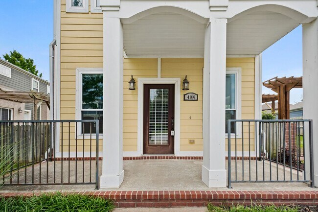 Foto del edificio - Updated 3 Beds + 2.5 Baths Home in an Excellent Location!