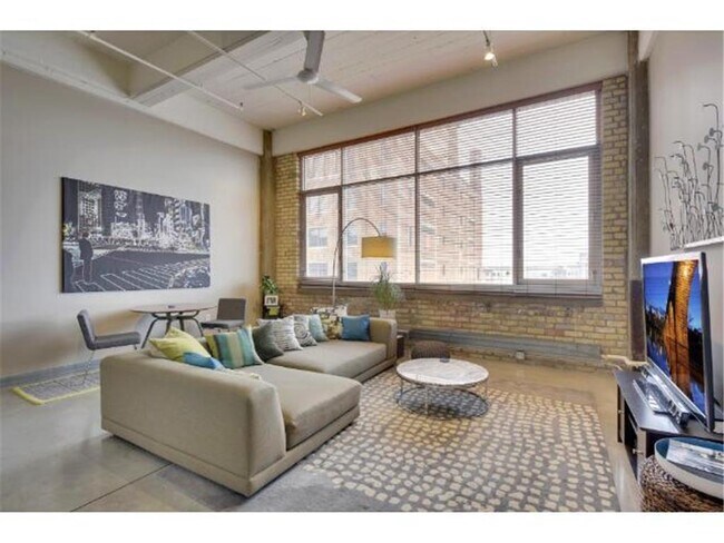 Building Photo - 700 N Washington Ave